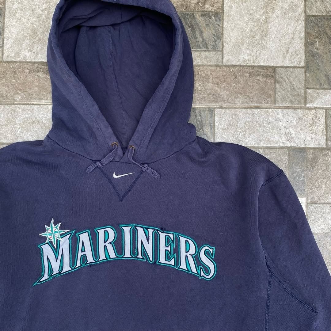 Vtg Mid Swoosh Mariners Hoodie Jacket (Category: Coats, Jackets and Outerwear) located in San Jose del Monte. Submitted by papayaph (Listing ID 1345049512, Image 2). Description: - Size XL - Dimensions: width 26 x length 28 - Issue: Unnoticeable tear in logo - Good condition.