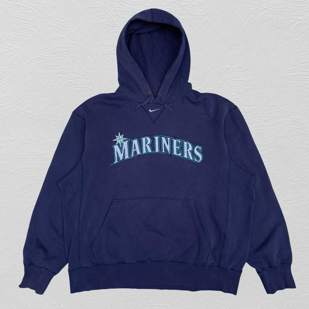 Vtg Mid Swoosh Mariners Hoodie Jacket (Category: Coats, Jackets and Outerwear) located in San Jose del Monte. Submitted by papayaph (Listing ID 1345049512, Image 1). Description: - Size XL - Dimensions: width 26 x length 28 - Issue: Unnoticeable tear in logo - Good condition.