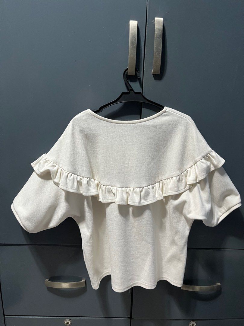 White blouse (Category: Blouses) located in Malabon City. Submitted by manymoon (Listing ID 1345095974, Image 2). Description: Up to semi XL Well used Overall condition 7/10.