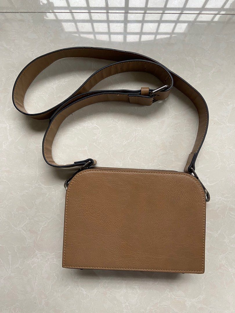 Zara Square Shoulder bag (Category: Shoulder Bags) located in Santa Maria. Submitted by lemuelrams (Listing ID 1345026548, Image 1). Description: .