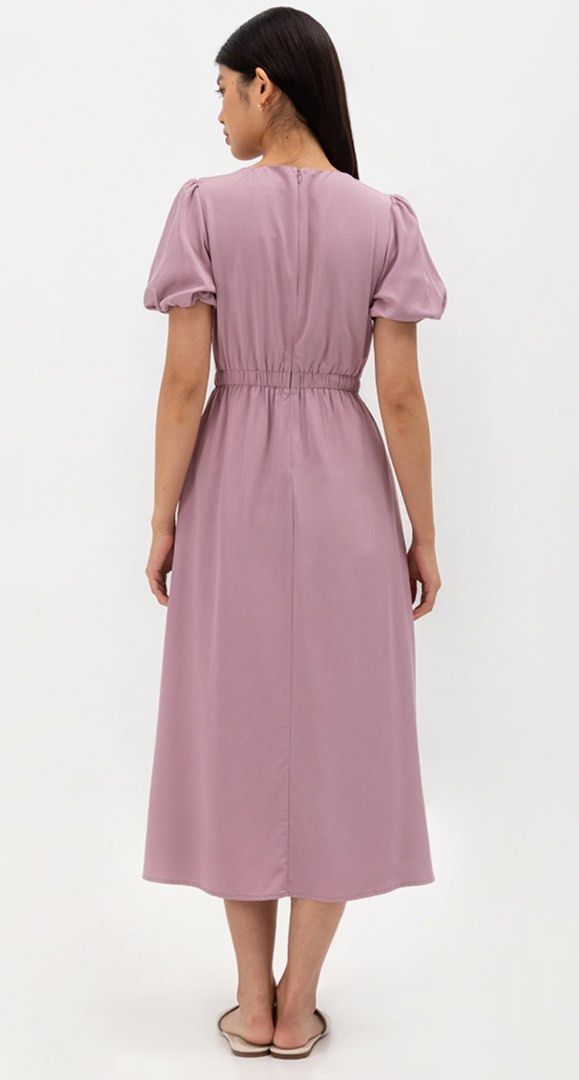 Aba Puff Sleeve Elastic Tencel Dress (Category: Dresses) located in Singapore. Submitted by anything.pink (Listing ID 1347658331, Image 3). Description: Brand New - Elastic waistband - Puff sleeves - Concealed side pockets - Concealed back zip - Made with 100% tencel - Lined with smooth polyester.