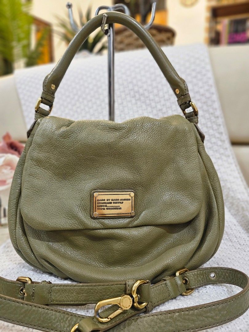 Authentic Original Marc Jacobs Two-way Bag (Category: Luxury Bags & Wallets) located in Las Pinas. Submitted by 2ndstoryfinds (Listing ID 1348595907, Image 1). Description: 💯Guaranteed AUTHENTIC/ORIGINAL 🩷Pre-loved ✅️Still presentable ✅️Sign/s of usage only ❎️No return, no exchange ❎️No swapping 💔Flaws/Issue: None 🥰This is pre-loved. Please manage your expectations 😍 ⏳️RESERVATION: 2 days only 💰PAYMENT: Bank (BPI/BDO), Gcash 🛵DELIVERY: Fla