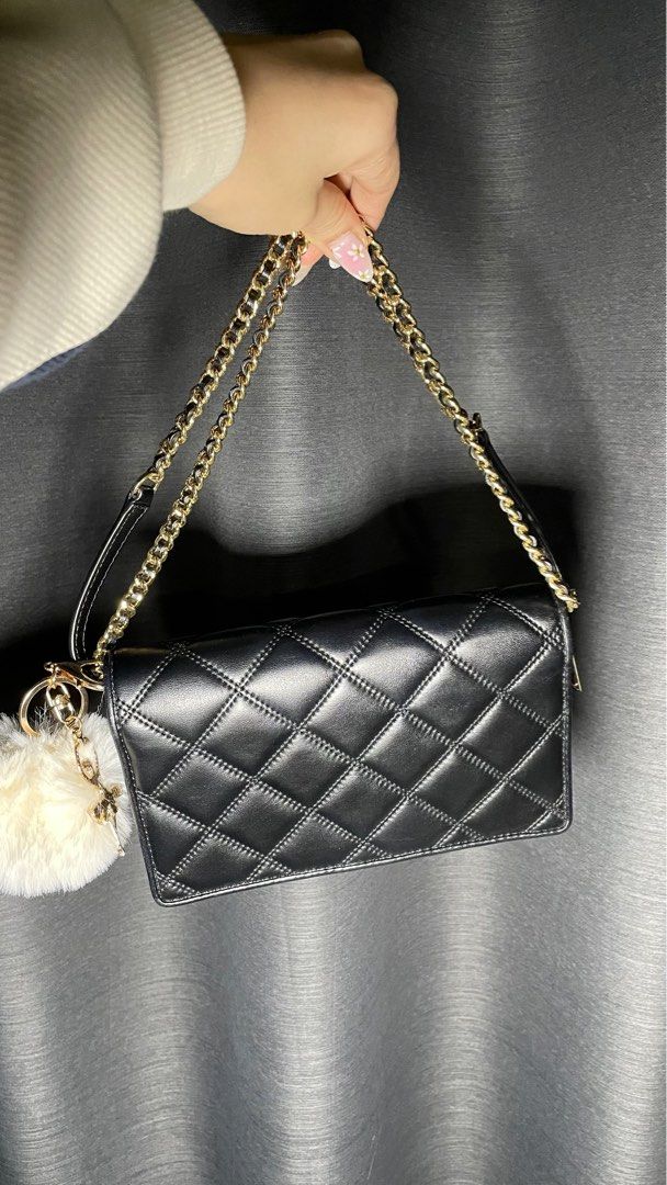 Authentic Tory Burch Quilted Leather Wallet on Chain (Category: Luxury Bags & Wallets) located in Cavite. Submitted by sheebagsetc (Listing ID 1348513209, Image 2). Description: Authentic Tory Burch Black wallet on chain In very good condition Super cute and classy bag ❣️ With dust bag & free bag accessories. 💗 This is a thrifted/vintage bag, expect some imperfections. Color may vary due to lighting. Always zoom photos..