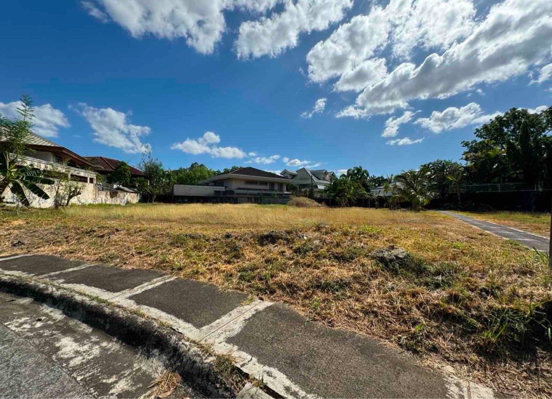 Corinthian Gardens Vacant Lot (Category: Lot) located in Taguig. Submitted by brokerhanstaneo_09178038728 (Listing ID 1348455640, Image 1). Description: CORINTHIAN GARDENS SUBDIVISION Vacant Lot *Lot area: 1,319 sqm* (450k/sqm) ▪️Vacant Lot ▪️Orientation: SE ▪️Corporation owned.