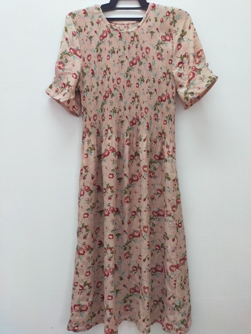 Drees (Category: Dresses) located in Shah Alam. Submitted by thriftbundle (Listing ID 1348525213, Image 3). Description: Short dress Measurement : Pit 16-20, Length 46 Condition :8/10 (burang tepi tercabut satu) Help me to clear my wardrobe.