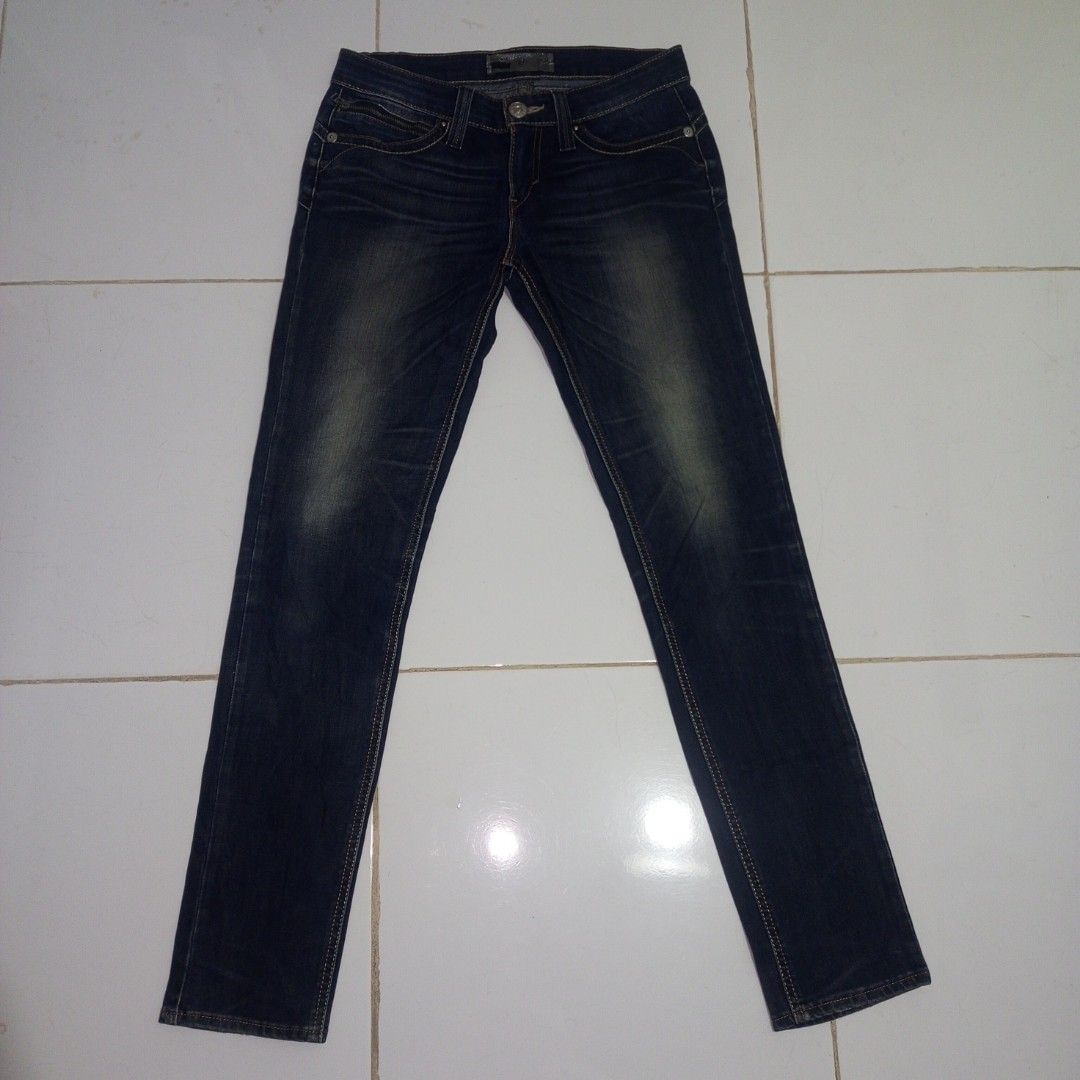 Levis Revel jeans (Category: Jeans) located in Tagum. Submitted by nosfe (Listing ID 1348533517, Image 1). Description: w27 l38.5 h5.5 stretchable.
