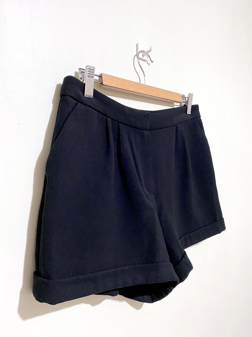 Mango Casual Basic Black Front Zip Shorts (Category: Shorts) located in Manila. Submitted by simoonie (Listing ID 1348524394, Image 2). Description: Mango Casual shorts: basic minimalist style, mid rise, in black color, 2 side pockets, hidden front zip closure, back faux leather decorated details. Store bought.✨ Shorts is in general very good condition except for the faux leather material which is flaking off - hence the low price. 😁 please chec