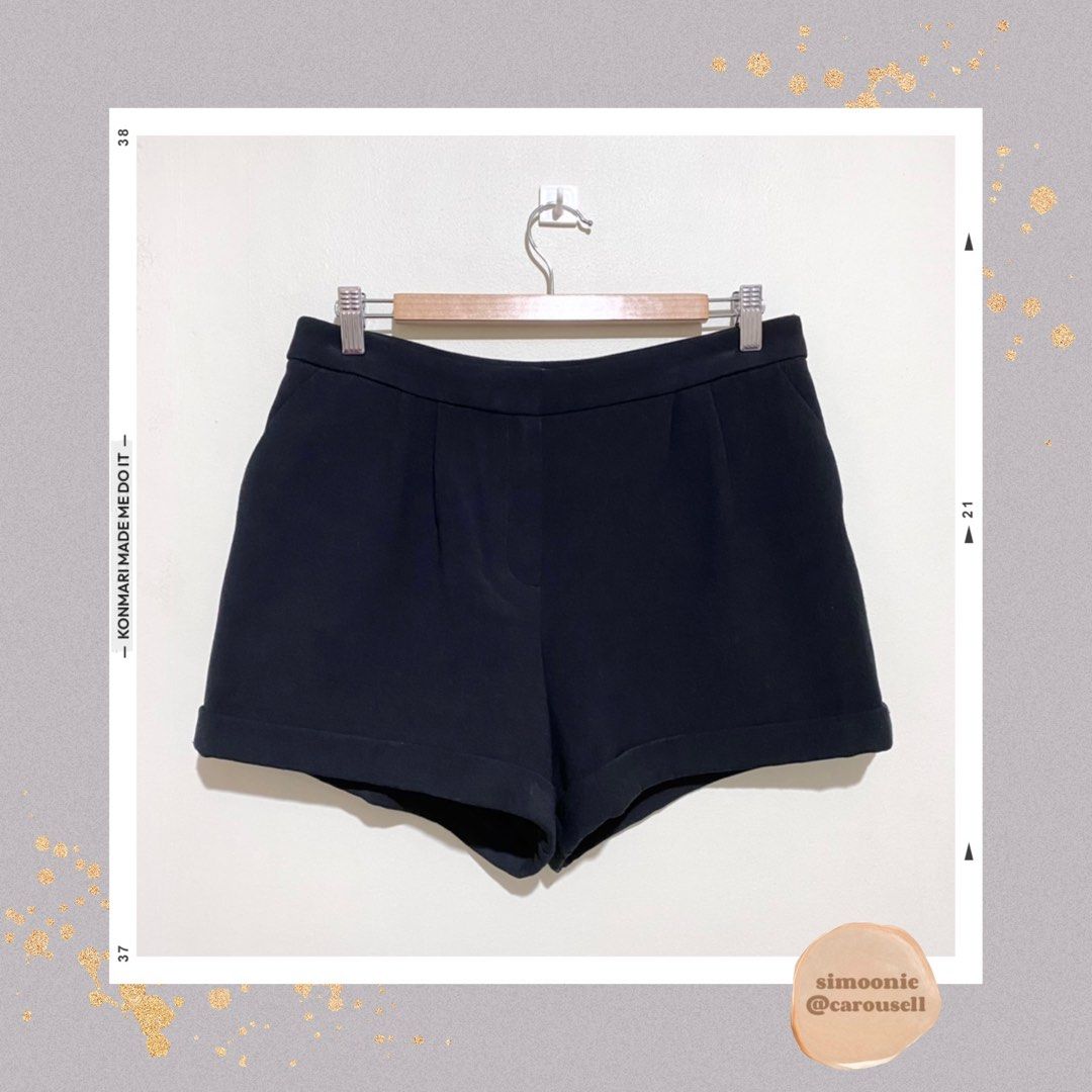Mango Casual Basic Black Front Zip Shorts (Category: Shorts) located in Manila. Submitted by simoonie (Listing ID 1348524394, Image 1). Description: Mango Casual shorts: basic minimalist style, mid rise, in black color, 2 side pockets, hidden front zip closure, back faux leather decorated details. Store bought.✨ Shorts is in general very good condition except for the faux leather material which is flaking off - hence the low price. 😁 please chec