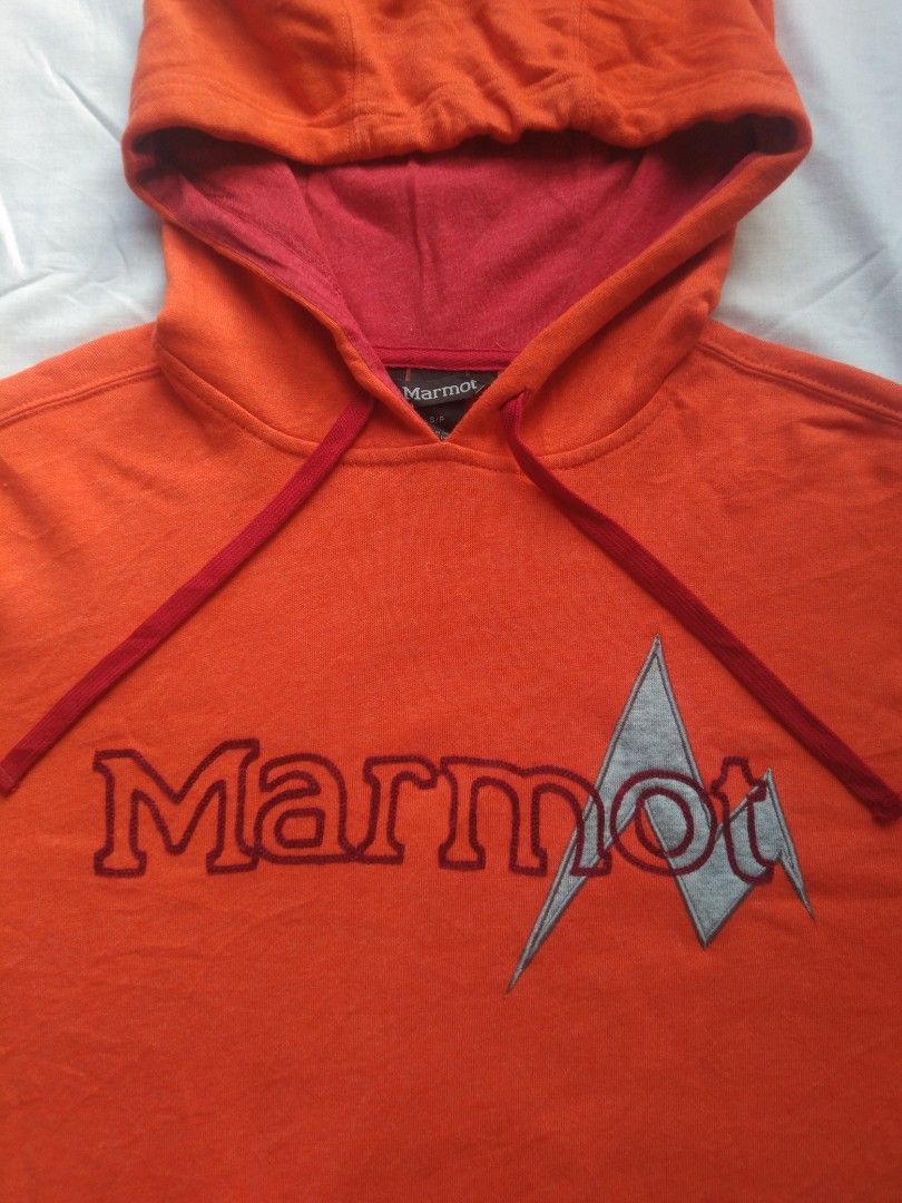 Marmot Hoodie (Category: Activewear) located in General Trias. Submitted by someofit (Listing ID 1348542402, Image 2). Description: Marmot Hoodie Size Small fits Medium Width 21.5 Length 28 Good Note: See picture below, some paint marks. 480 Mod of payment: Gcash Ship via j&t.