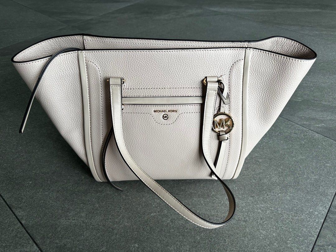 Michael Kors large tote bag (Category: Luxury Bags & Wallets) located in Manila. Submitted by hchua17 (Listing ID 1348491528, Image 2). Description: Michael Kors large tote bag comes with dust bag Excellent condition rfs: decluttering.