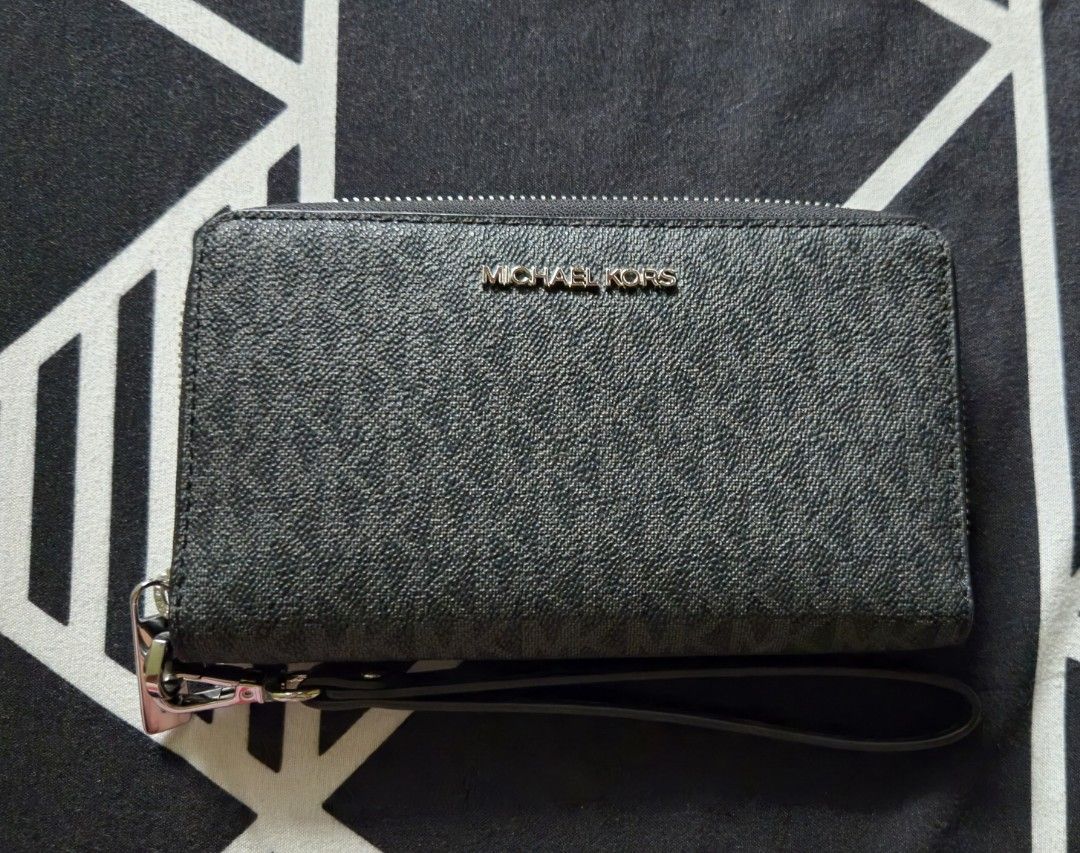 Michael Kors Ciara Wallet (Category: Luxury Bags & Wallets) located in San Fernando. Submitted by jcpzz (Listing ID 1348444199, Image 1). Description: good as new dm me if need more pics authentic, feel free to check.