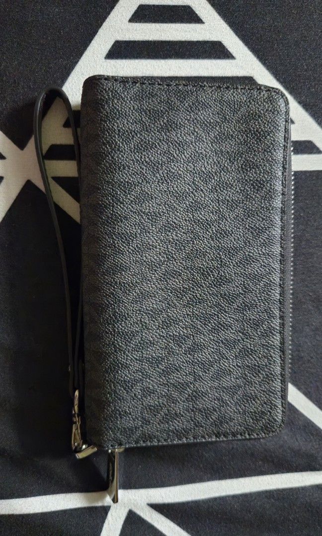Michael Kors Ciara Wallet (Category: Luxury Bags & Wallets) located in San Fernando. Submitted by jcpzz (Listing ID 1348444199, Image 2). Description: good as new dm me if need more pics authentic, feel free to check.