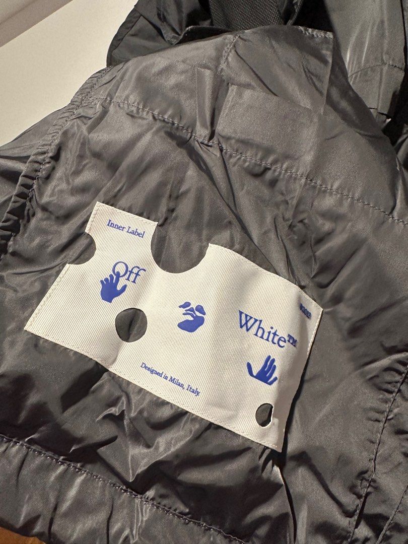 Off White （分類：外套及戶外衣服）位於 Hong Kong。 由 userwaiwai 提交（商品編號 1348450073，圖片 5）。簡介： 著用1次 薄風褸 。