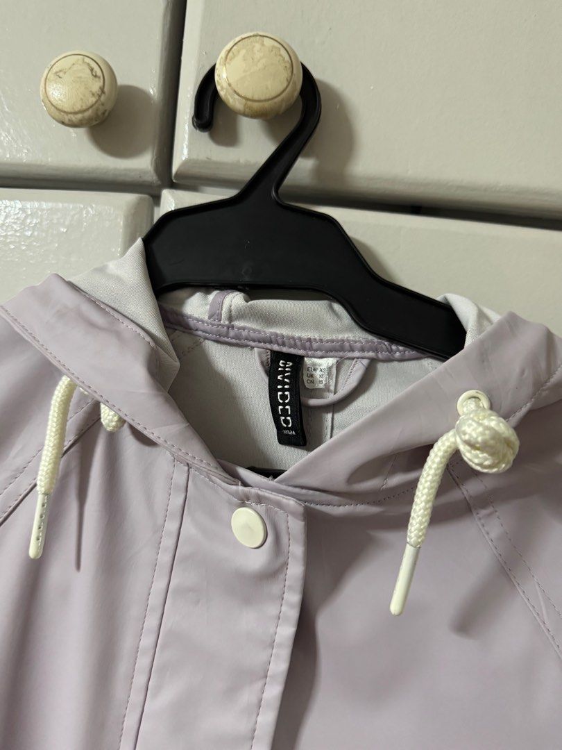 Parka Jacket (Category: Coats, Jackets and Outerwear) located in Pasig City. Submitted by heydeclutterist2nd (Listing ID 1348540717, Image 3). Description: Parka Water proof jacket H&M Xs on Tag runs big Fits Small-Medium Frame.