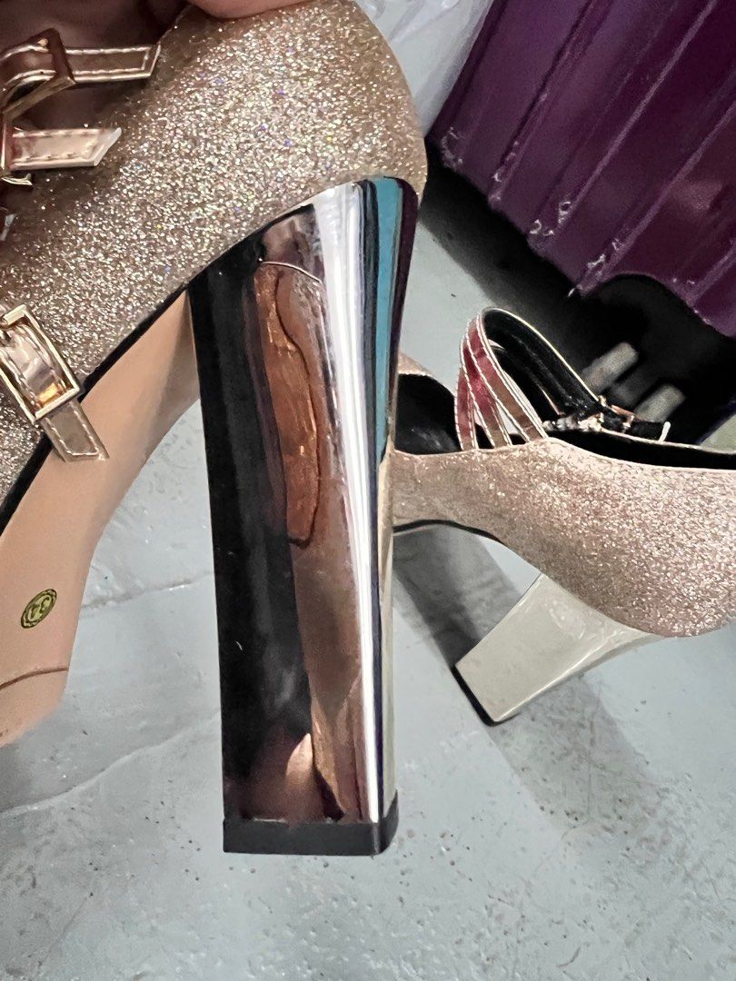 晚宴shoes （分類：高跟鞋）位於 Hong Kong。 由 bilibala_fun 提交（商品編號 1348439756，圖片 3）。簡介： Original price : $399 Size : 34。