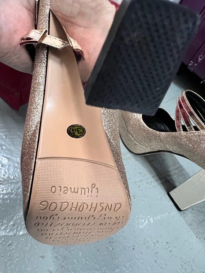 晚宴shoes （分類：高跟鞋）位於 Hong Kong。 由 bilibala_fun 提交（商品編號 1348439756，圖片 4）。簡介： Original price : $399 Size : 34。