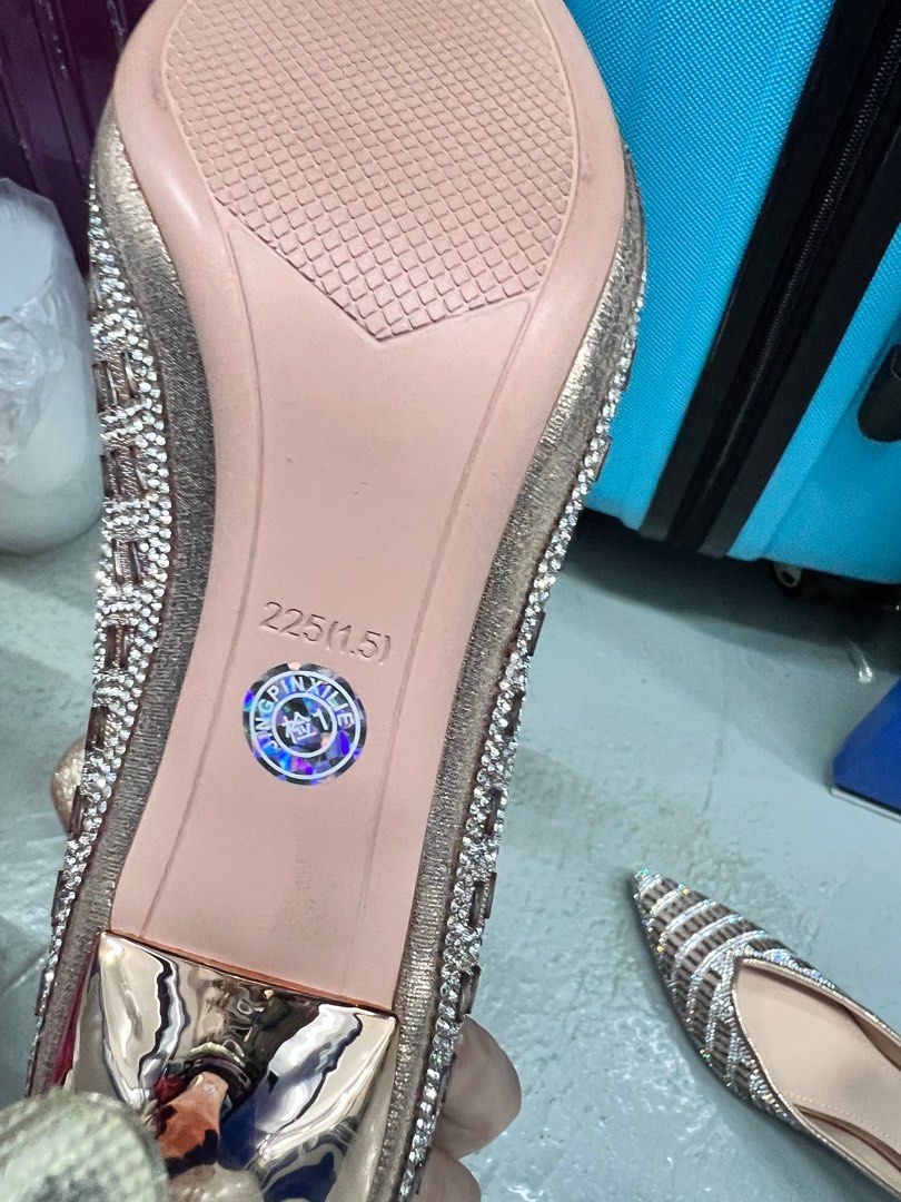 晚宴Shoes （分類：高跟鞋）位於 Hong Kong。 由 bilibala_fun 提交（商品編號 1348440247，圖片 3）。簡介： Original Price : $399 Size : 225。