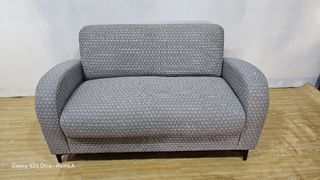 SOFA

4,000 pesos😊

L 48" w 26" seat h 16.5"
fabric type
Metal legs
 Will be delivered cleaned 
In good condition