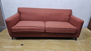 SOFA

8,500 pesos😊

L 76" w 35"
washable pillow covers
Will be delivered cleaned 
No faded fabric
Metal legs
In good condition 
Japan surplus