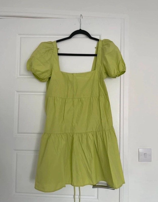 Stradivarius Lime Puff Sleeve Dress (Category: Dresses) located in Paranaque City. Submitted by kimchichay (Listing ID 1348500445, Image 2). Description: Like new, I barely used this but it’s so comfy and pretty.