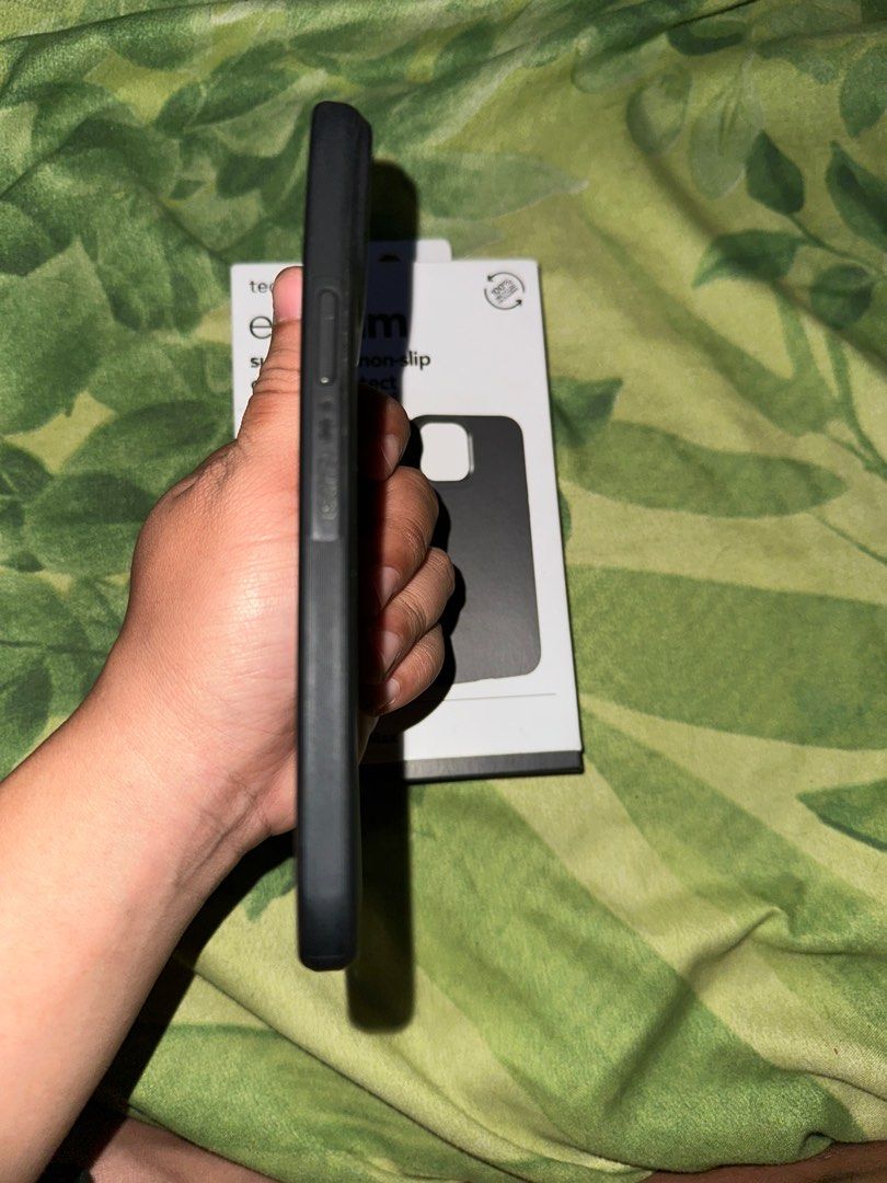 tech 21 iphone 12 promax (Category: Cases & Sleeves) located in Taguig. Submitted by cartbomb.wolf (Listing ID 1348520446, Image 2). Description: rsf :declutter.