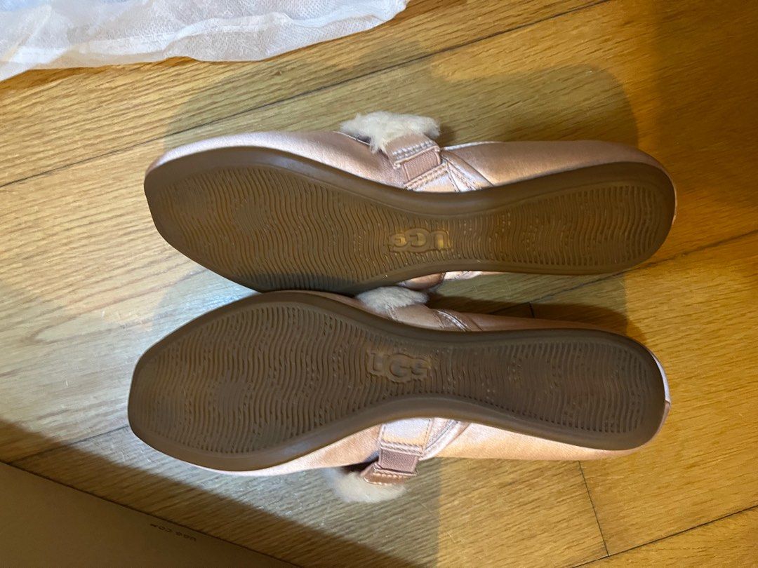 Ugg flat （分類：平底鞋）位於 Hong Kong。 由 czyy0522 提交（商品編號 1348603208，圖片 2）。簡介： Never worn, very cute pink with fur! 。