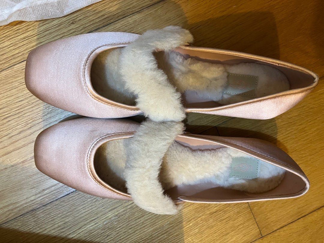 Ugg flat （分類：平底鞋）位於 Hong Kong。 由 czyy0522 提交（商品編號 1348603208，圖片 3）。簡介： Never worn, very cute pink with fur! 。