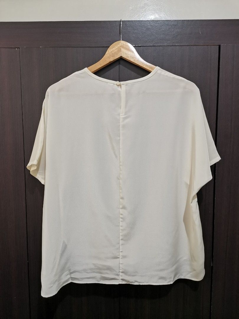 Uniqlo Silfel Short Sleeve Blouse (Category: Blouses) located in Caloocan City. Submitted by mncelle (Listing ID 1348588525, Image 2). Description: Uniqlo Medium Original Price - P990 Body width - 21 in Length - 24 in In good condition Hand washed only RFS Decluttering MOP GCash only Price is fixed and non-negotiable.