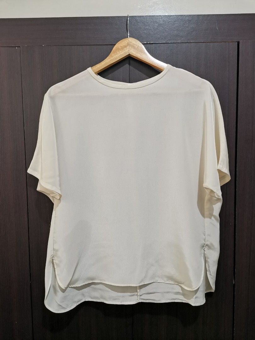 Uniqlo Silfel Short Sleeve Blouse (Category: Blouses) located in Caloocan City. Submitted by mncelle (Listing ID 1348588525, Image 1). Description: Uniqlo Medium Original Price - P990 Body width - 21 in Length - 24 in In good condition Hand washed only RFS Decluttering MOP GCash only Price is fixed and non-negotiable.