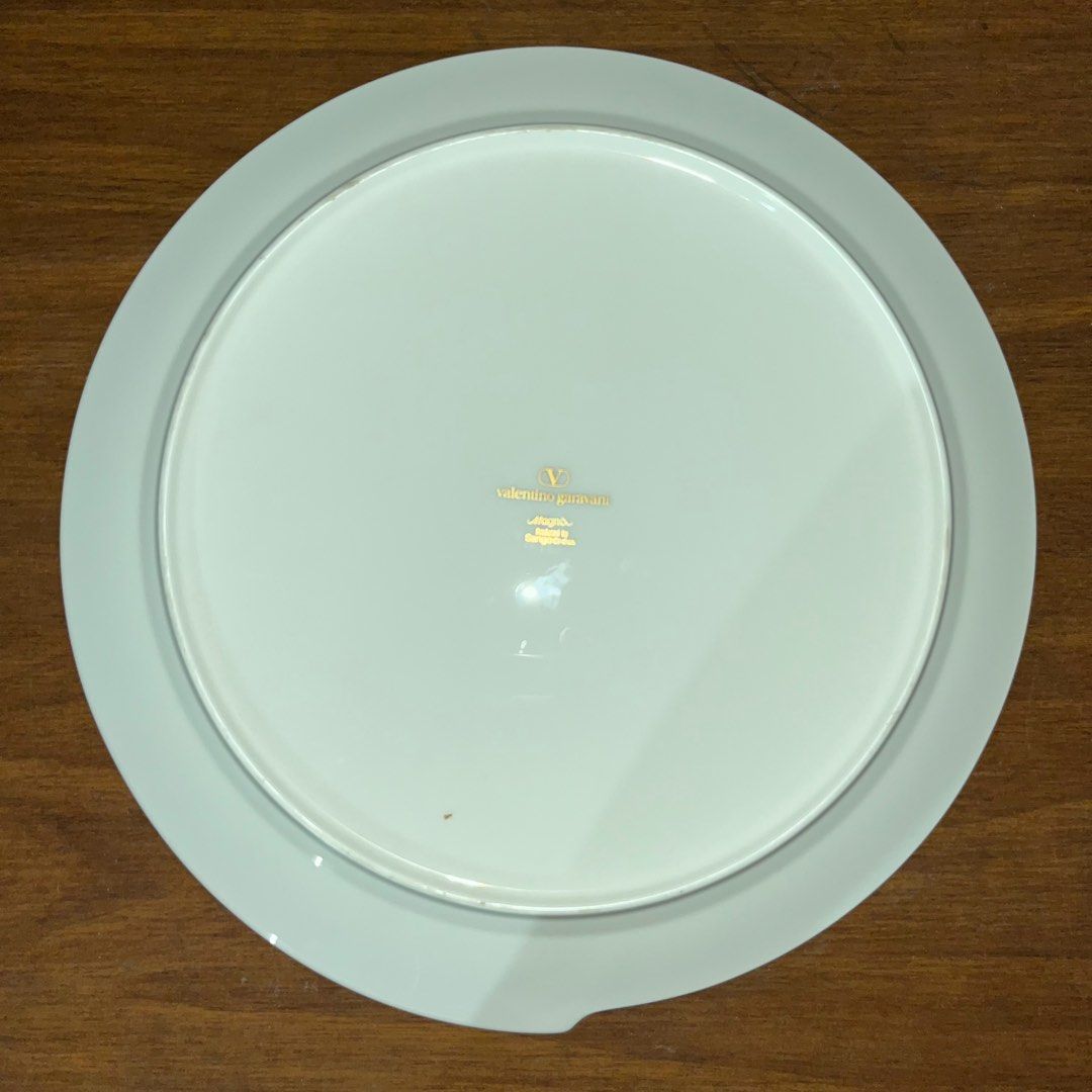 VALENTINO GARAVANI Magna Serving Plate (Category: Dinnerware & Cutlery) located in Quezon City. Submitted by jsurplusmnl (Listing ID 1348603417, Image 2). Description: VALENTINO GARAVANI Magna Serving Plate - ₱ 1,120 •No issue pm for more details and photos MOD: Lalamove or pickup MOP: COD or Gcash.