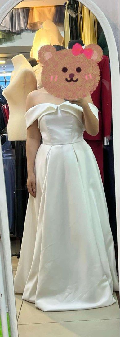WHITE WEDDING DRESS (Category: Evening dresses & gowns) located in Mandaluyong City. Submitted by ekaadoll (Listing ID 1348432261, Image 2). Description: Hello practical brides! Selling my sister's minimalistic white dress. Never been used Size medium to xl. Adjustable back. Waist 29-34 Height: 5'4.