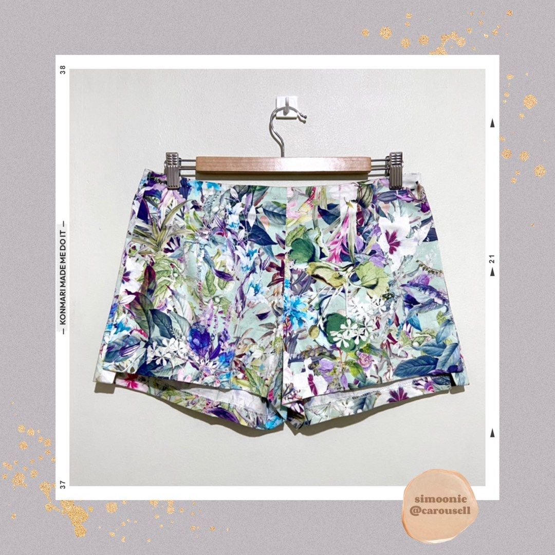 Zara Basic Summer Tropical Floral Print Shorts (Category: Shorts) located in Manila. Submitted by simoonie (Listing ID 1348525901, Image 1). Description: As good as new!🫰Only worn a few times. Store bought. Zara Basic shorts: vibrant summer tropical floral print on cottony fabric, invisible back zipper, asymmetrical side slits (3 inches). ✨ — Measurements Approx (lay flat) — - Size on tag: US Medium - Waist: 16 inches - Length: 11 in (front), 12