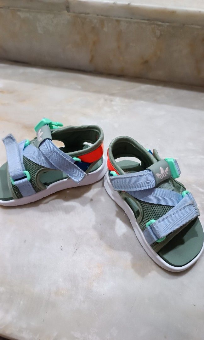 Adidas sandals kids (Category: Babies & Kids Fashion) located in Manila. Submitted by unboxing_addict (Listing ID 1348648736, Image 2). Description: adidas sandals cute strappy sandals UK 5K size.