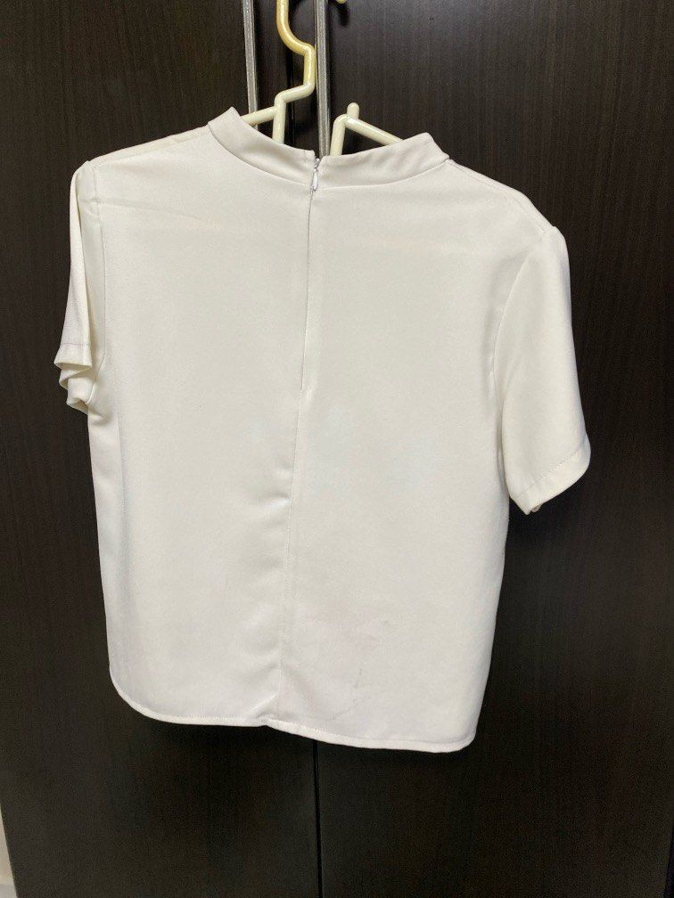 Basic white top (Category: Blouses) located in Singapore. Submitted by nothingmorethan5 (Listing ID 1348771664, Image 2). Description: .