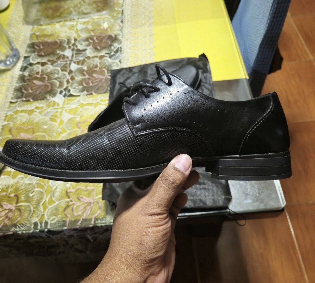 Salvatore Mann Black Shoes size 9 (Category: Casual Shoes) located in Quezon City. Submitted by vincentloresto (Listing ID 1348663668, Image 3). Description: Salvatore Mann Ambrose Black Shoes US Size 9 (fits to Size 10) Selling for P600.00 RFS: used once sa kasal Can do meet ups around Fairview (SM Fairview and nearby) and Novaliches Bayan.
