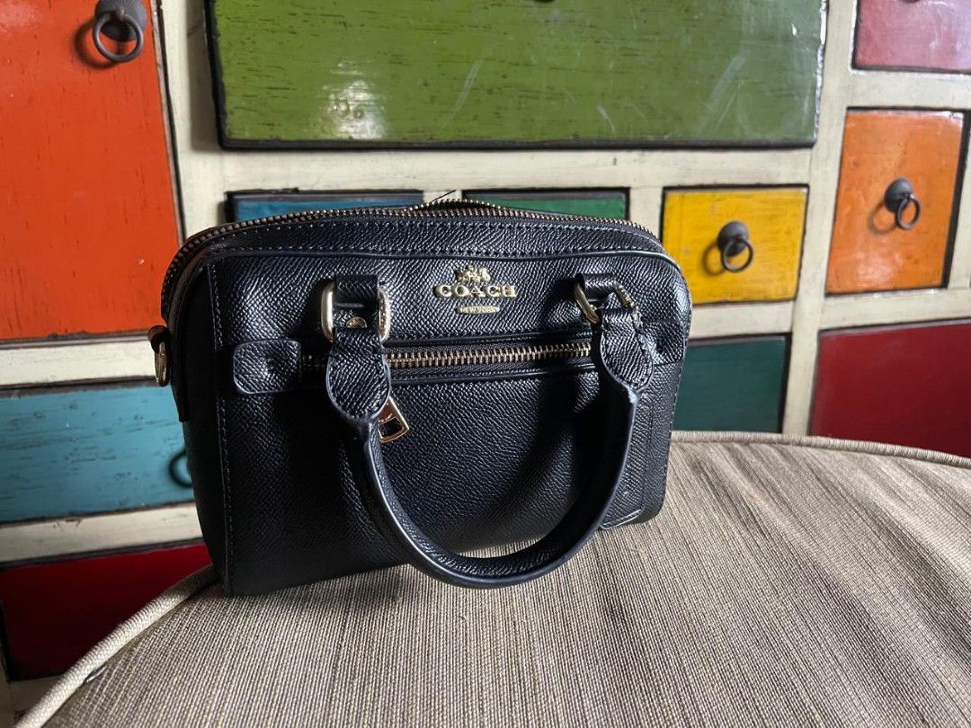 Coach Sling Bag (Category: Cross-body Bags) located in Manila. Submitted by yunicool (Listing ID 1348661705, Image 1). Description: .
