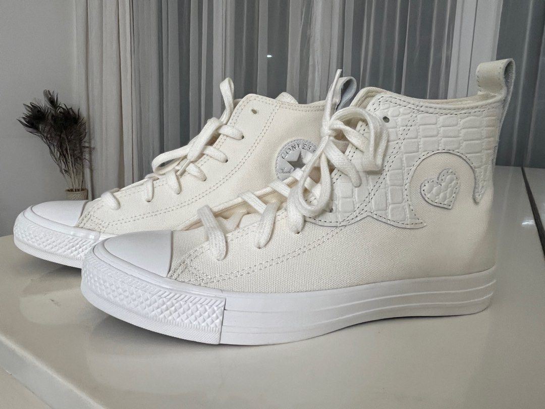Converse sneakers shoes (Category: Sneakers) located in Seremban. Submitted by uuuuuuuuuuuni (Listing ID 1348785933, Image 2). Description: product size EUR size 39=US size 6=Length/CM 24.8 This shoes are brand new 😍😍😍😍 .