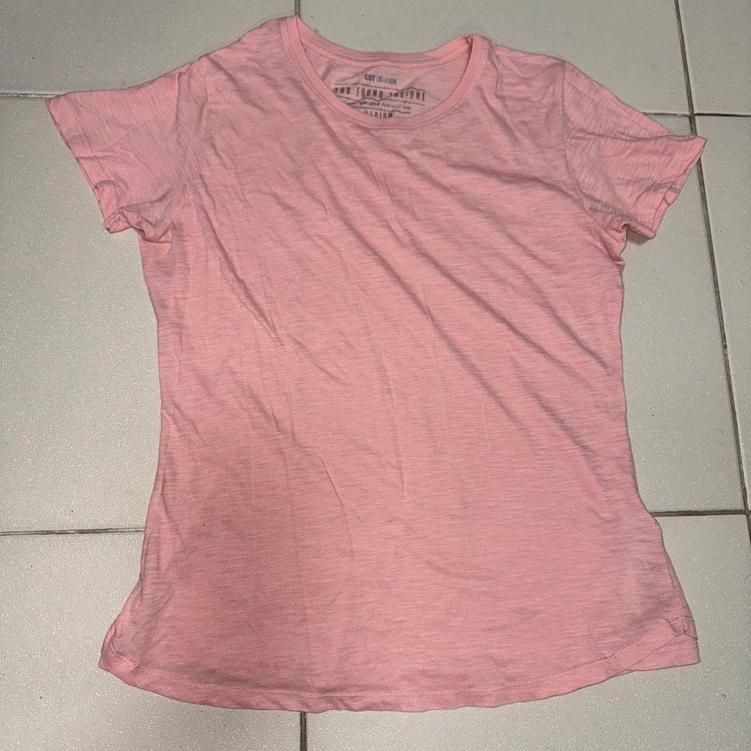 Cotton On Tshirt MEDIUM (Category: Shirts) located in Manila. Submitted by eancc (Listing ID 1348682900, Image 1). Description: No damages, thin breathable, fits small to medium frames RFS: Decluttering MOP: Gcash BDO BPI.
