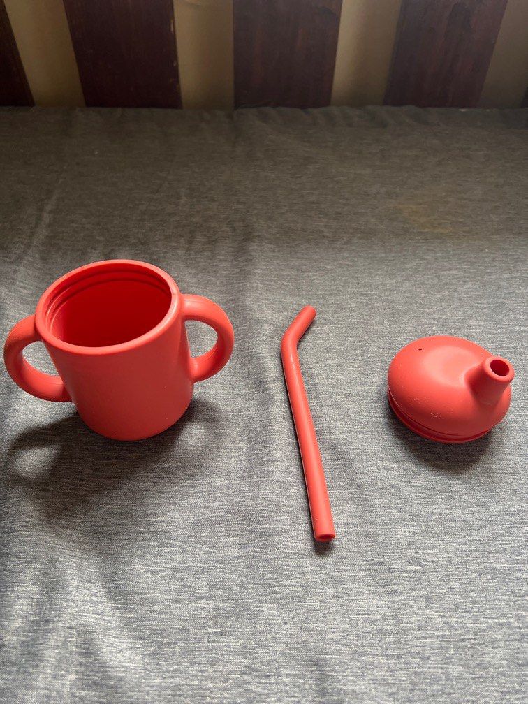 Cup with lid and straw (Category: Weaning & Toddler Feeding) located in Makati City. Submitted by npedrigal (Listing ID 1348646452, Image 2). Description: Rfs: Decluttering.
