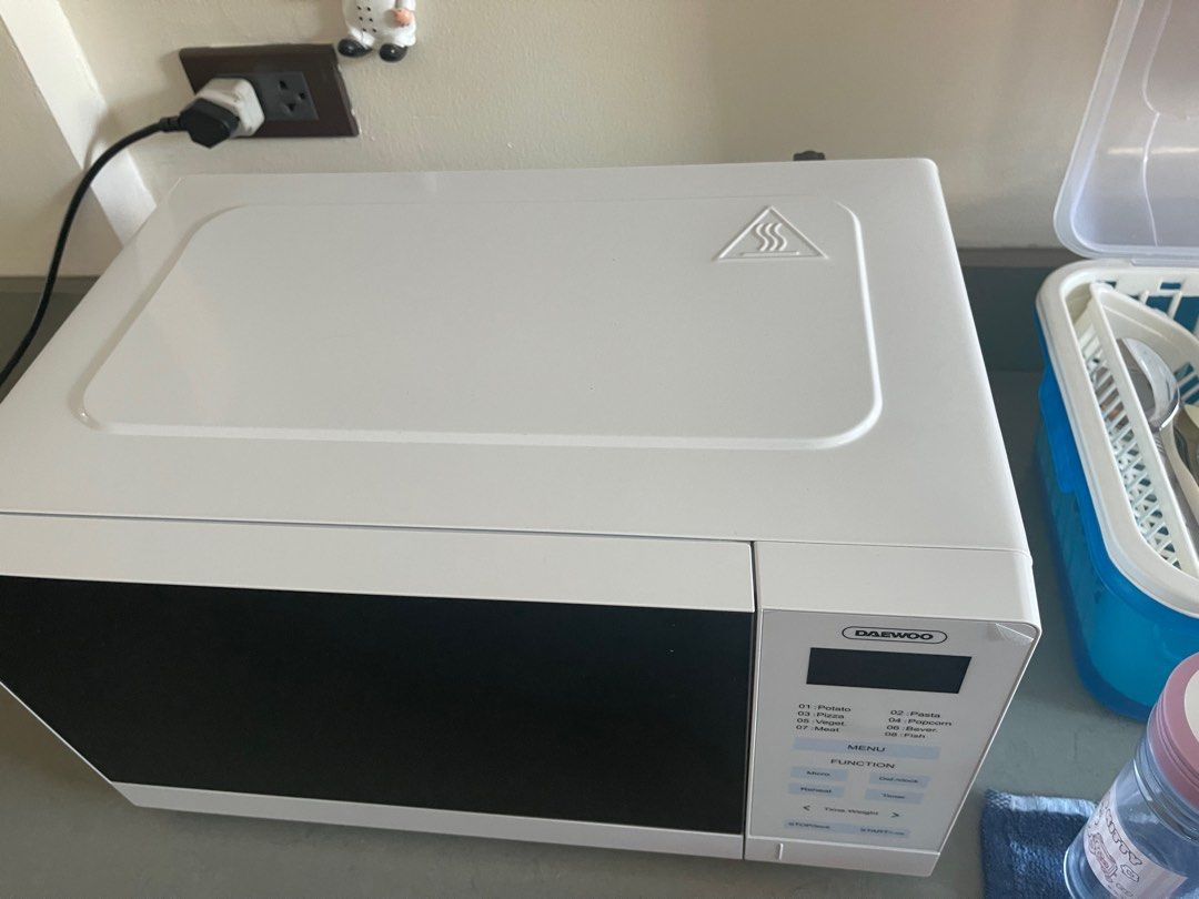 Daewoo 20L digital microwave oven (Category: Other Kitchenware & Tableware) located in Manila. Submitted by kristielyntan (Listing ID 1348677329, Image 2). Description: Daewoo 20L digital microwave oven Used only few times With box Rfs- gifted a new one Orig price: 6.5K.