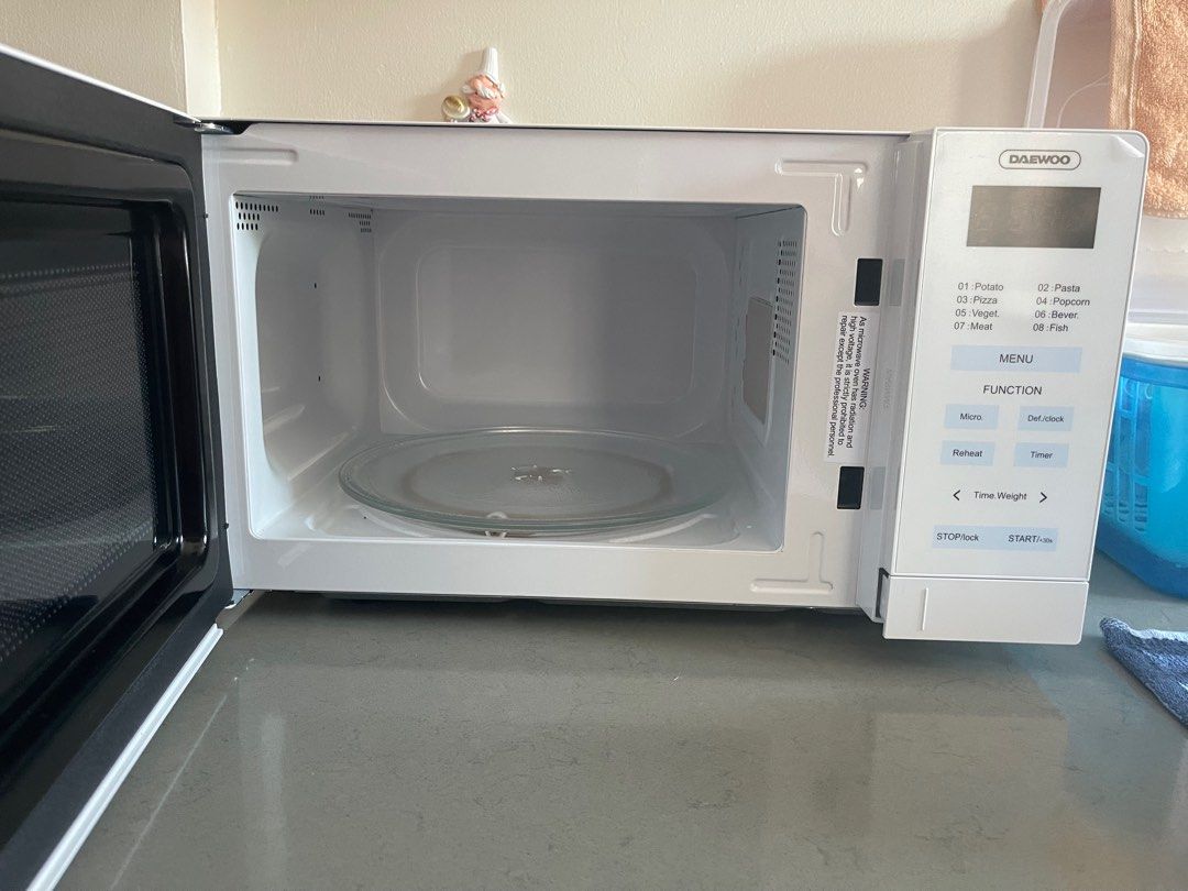 Daewoo 20L digital microwave oven (Category: Other Kitchenware & Tableware) located in Manila. Submitted by kristielyntan (Listing ID 1348677329, Image 3). Description: Daewoo 20L digital microwave oven Used only few times With box Rfs- gifted a new one Orig price: 6.5K.