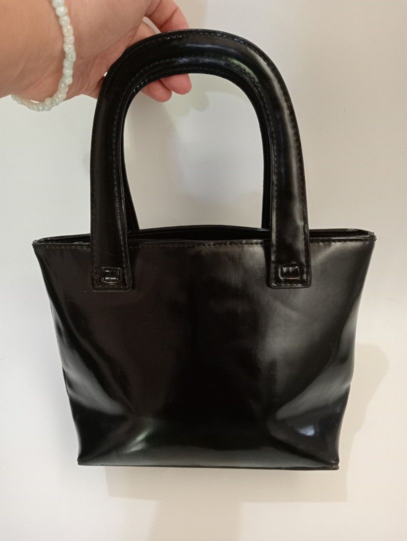 Gianni versace (Category: Luxury Bags & Wallets) located in Batangas. Submitted by venus232nd (Listing ID 1348816964, Image 2). Description: good condition.