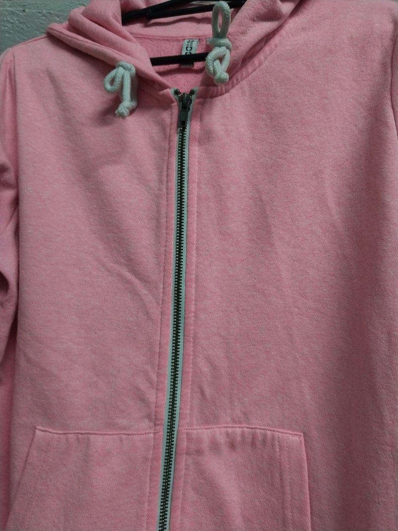H&M BASIC Jacket (Category: Coats, Jackets and Outerwear) located in Manila. Submitted by bal.jon (Listing ID 1348717094, Image 3). Description: : May issue yung jacket. Nasa last pic. : Need wash kasi madumi because na stock na. : Light pink yung color sa personal..