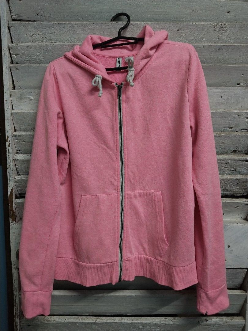 H&M BASIC Jacket (Category: Coats, Jackets and Outerwear) located in Manila. Submitted by bal.jon (Listing ID 1348717094, Image 1). Description: : May issue yung jacket. Nasa last pic. : Need wash kasi madumi because na stock na. : Light pink yung color sa personal..