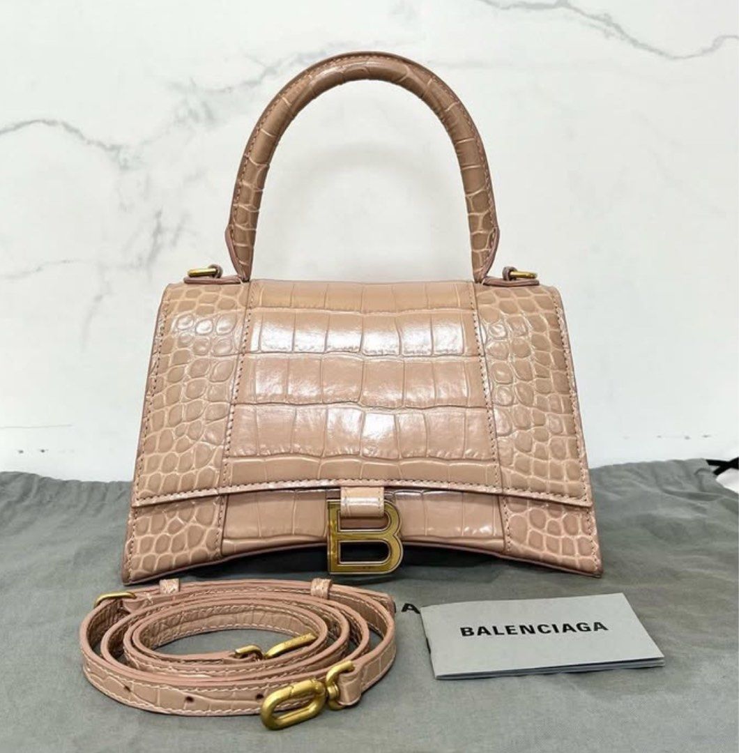 Hourglass croc (Category: Luxury Bags & Wallets) located in Santa Ana. Submitted by astonandariana (Listing ID 1348637449, Image 1). Description: .