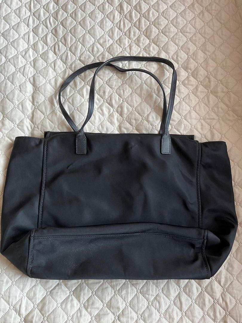 Kate Spade Bag (Category: Luxury Bags & Wallets) located in Makati City. Submitted by prelovedbydenn (Listing ID 1348659823, Image 2). Description: Authentic Kate Spade bag Bought from outlet Issues: shoulder strap leather.