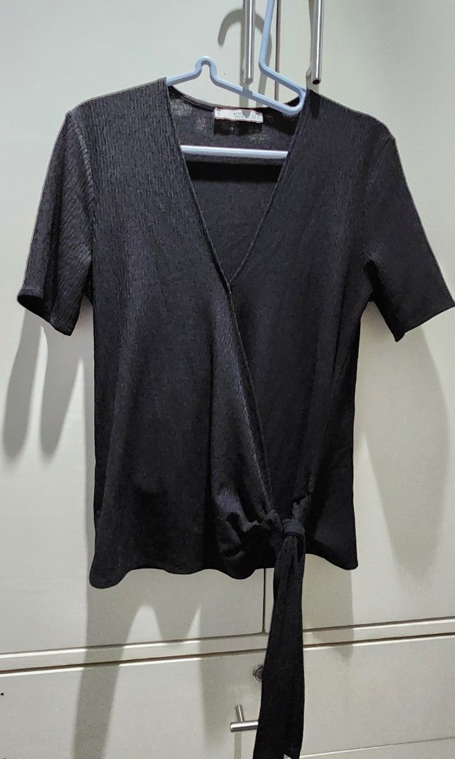 Mango Black Wrap Front Top (Category: Others Tops) located in Pasig City. Submitted by declutterwithmatt (Listing ID 1348720229, Image 1). Description: Black Mango wrap top. Nice material..