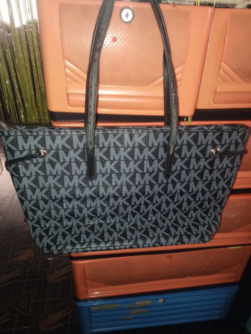 Mk bag (Category: Luxury Bags & Wallets) located in Caloocan City. Submitted by PrettyPrincess10 (Listing ID 1348775140, Image 1). Description: Rush !!! AV-1712 S18 Made in Vietnam 32S8SF5COT 463 Brand : Michael Kors maganda pa ung katawan ung handle at loob my issue pacheck nlng po sa pic. Yung zipper nya mgnda p din po. thanks po Price: 180 thanks.