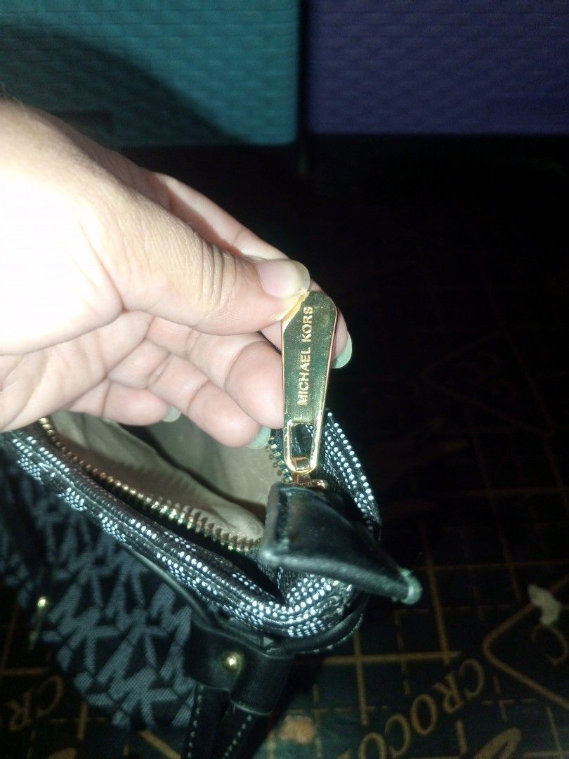 Mk bag (Category: Luxury Bags & Wallets) located in Caloocan City. Submitted by PrettyPrincess10 (Listing ID 1348775140, Image 3). Description: Rush !!! AV-1712 S18 Made in Vietnam 32S8SF5COT 463 Brand : Michael Kors maganda pa ung katawan ung handle at loob my issue pacheck nlng po sa pic. Yung zipper nya mgnda p din po. thanks po Price: 180 thanks.