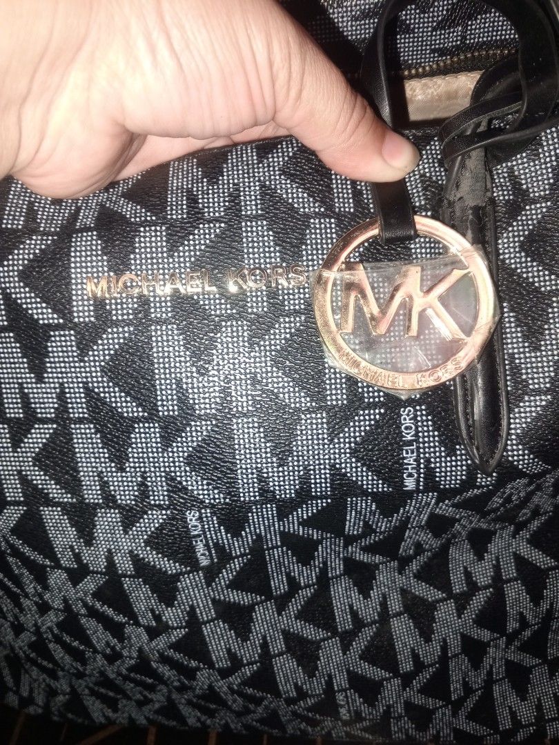 Mk bag (Category: Luxury Bags & Wallets) located in Caloocan City. Submitted by PrettyPrincess10 (Listing ID 1348775140, Image 2). Description: Rush !!! AV-1712 S18 Made in Vietnam 32S8SF5COT 463 Brand : Michael Kors maganda pa ung katawan ung handle at loob my issue pacheck nlng po sa pic. Yung zipper nya mgnda p din po. thanks po Price: 180 thanks.